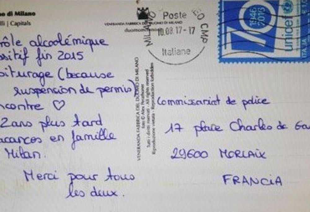 Spedisce una cartolina di ringraziamento alla polizia: “grazie a voi ho trovato l’amore”