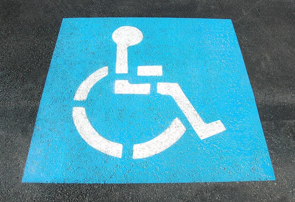 Milano, lascia la Ferrari sul parcheggio per disabili: "Me ne frego di te e della polizia"