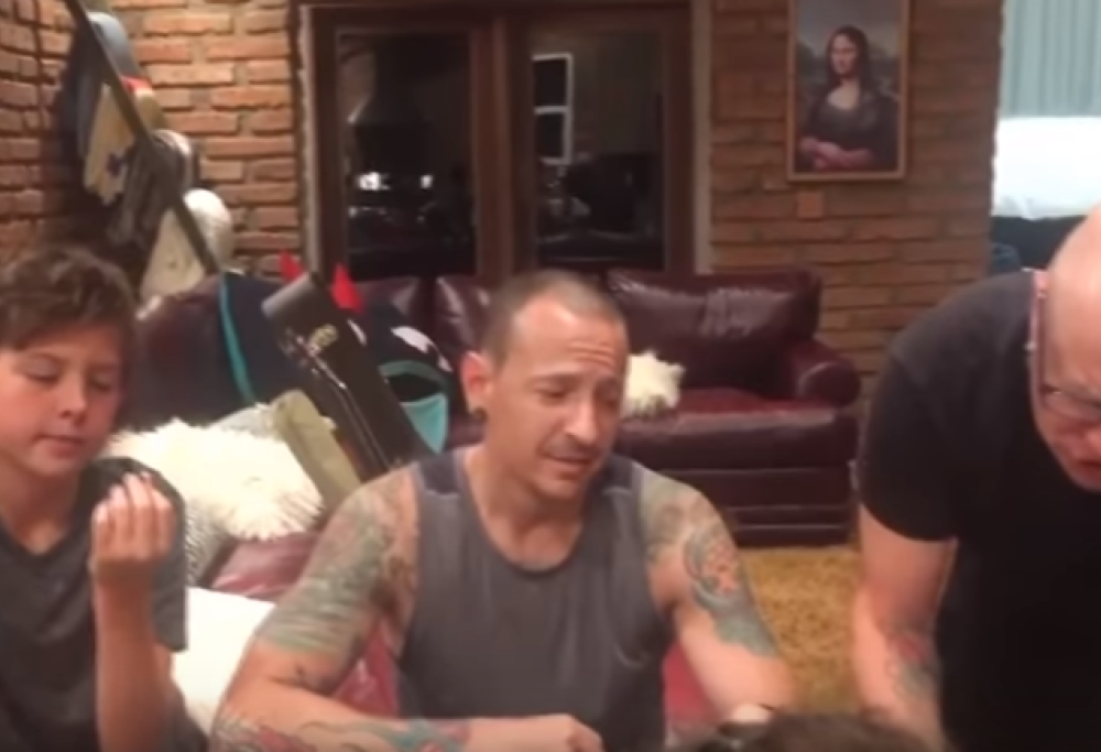 Chester Bennington: la moglie pubblica un video girato in casa poche ore prima della morte