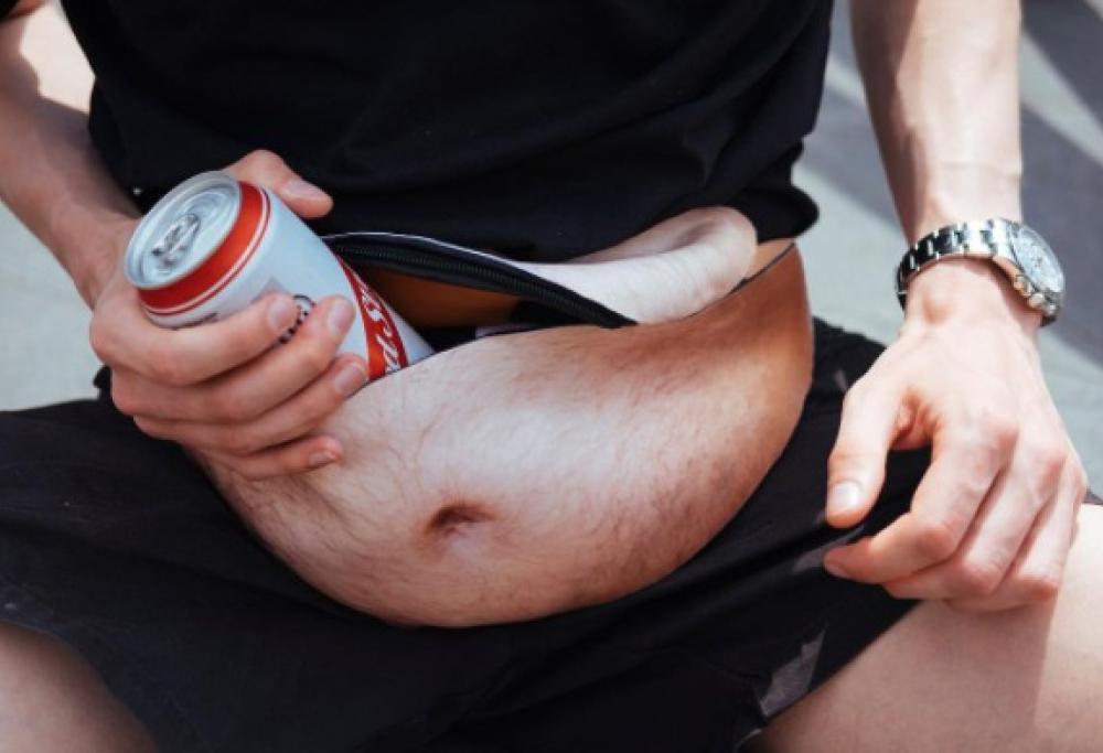 Hanno inventato il marsupio a forma di "pancia"!