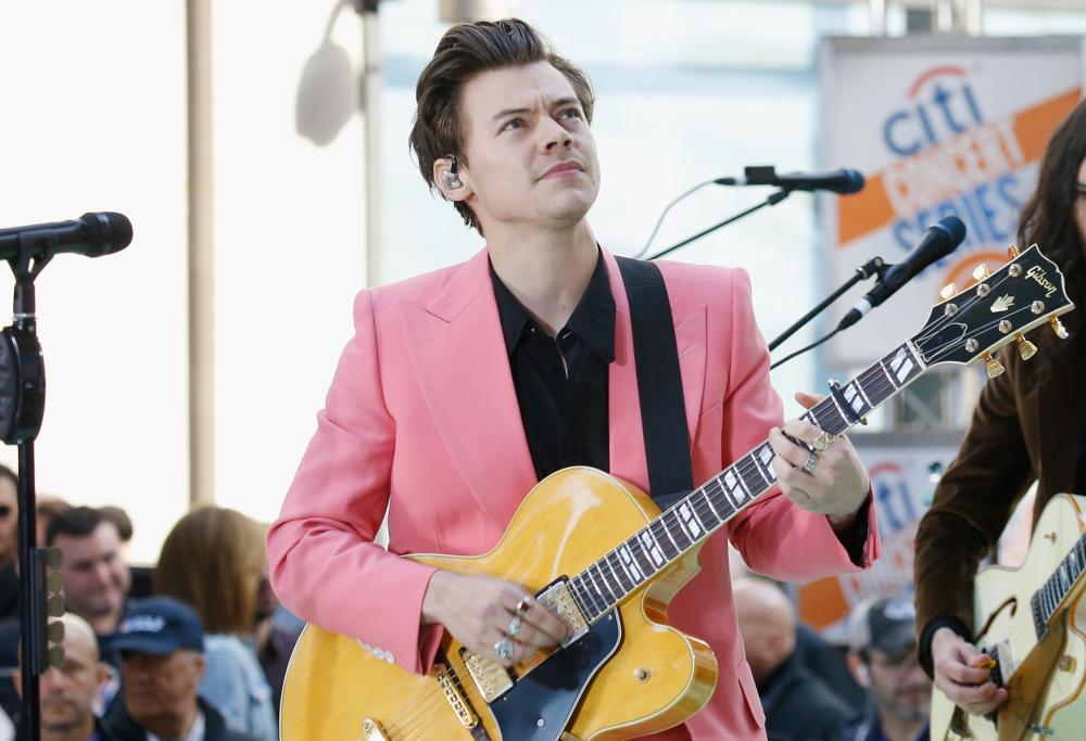 Harry Styles, parte il tour e arrivano subito due cover degli One Direction