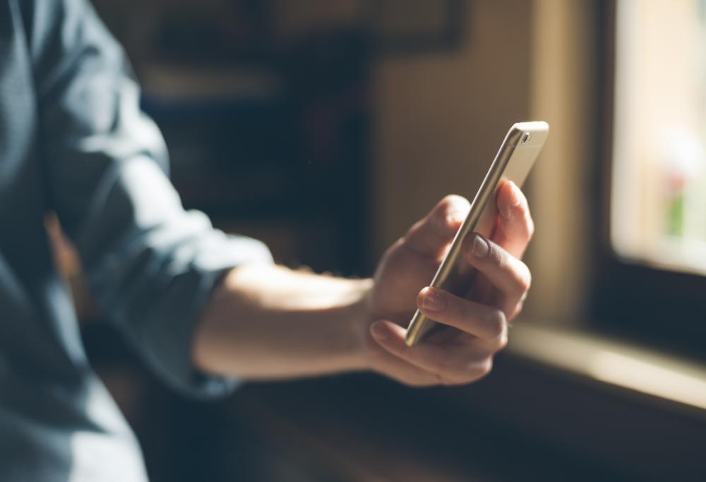 Installa un’app spia nel telefono della ragazza: condannato a 2 anni e mezzo