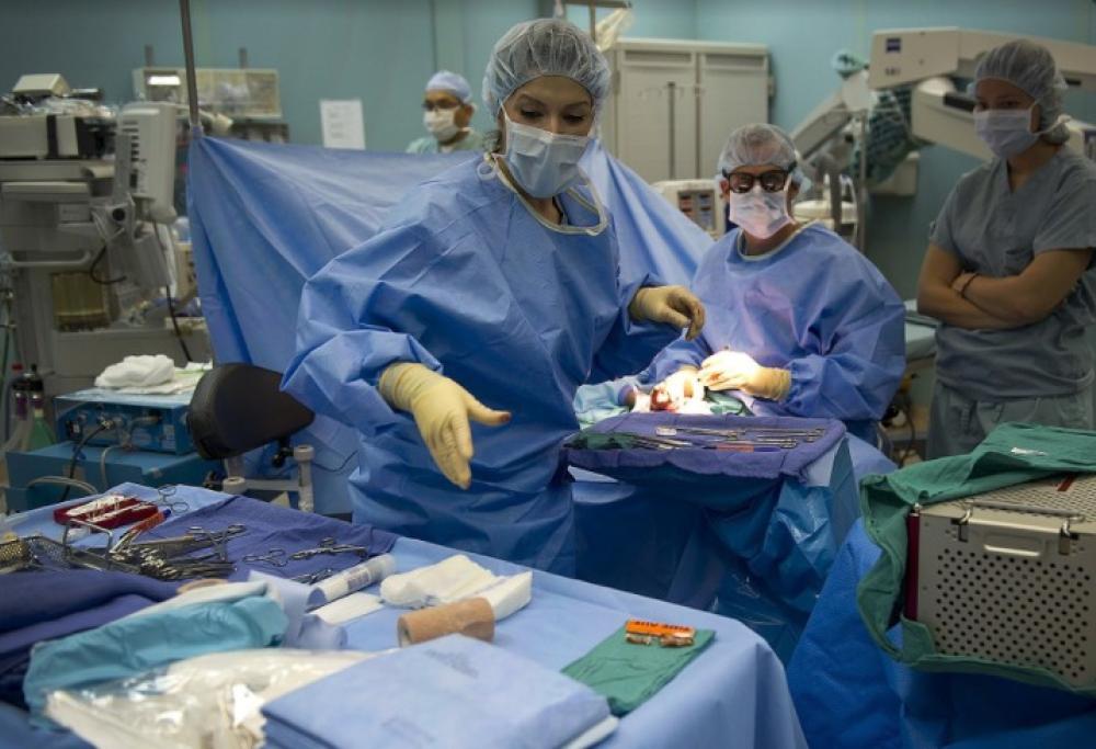 Incredibile in sala operatoria: ragazza si sveglia dall'anestesia e parla solo in inglese