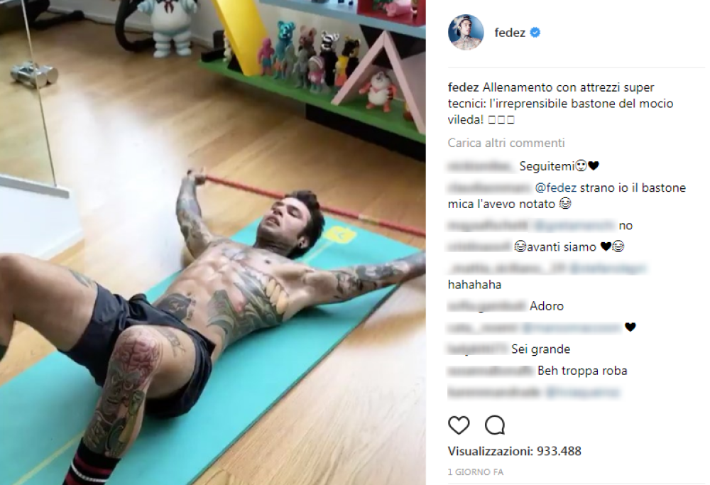 Fedez si allena a casa... con il bastone della scopa!