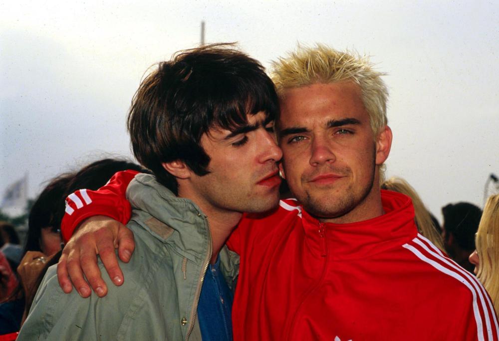 Robbie Williams: quella volta che si finse Liam Gallagher per fare sesso in una stanza d'albergo…