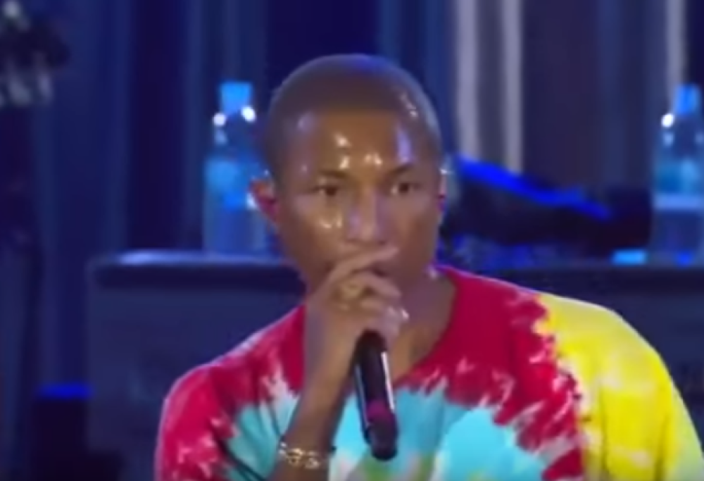 Pharrell Williams ed Eddie Vedder si inginocchiano contro Trump