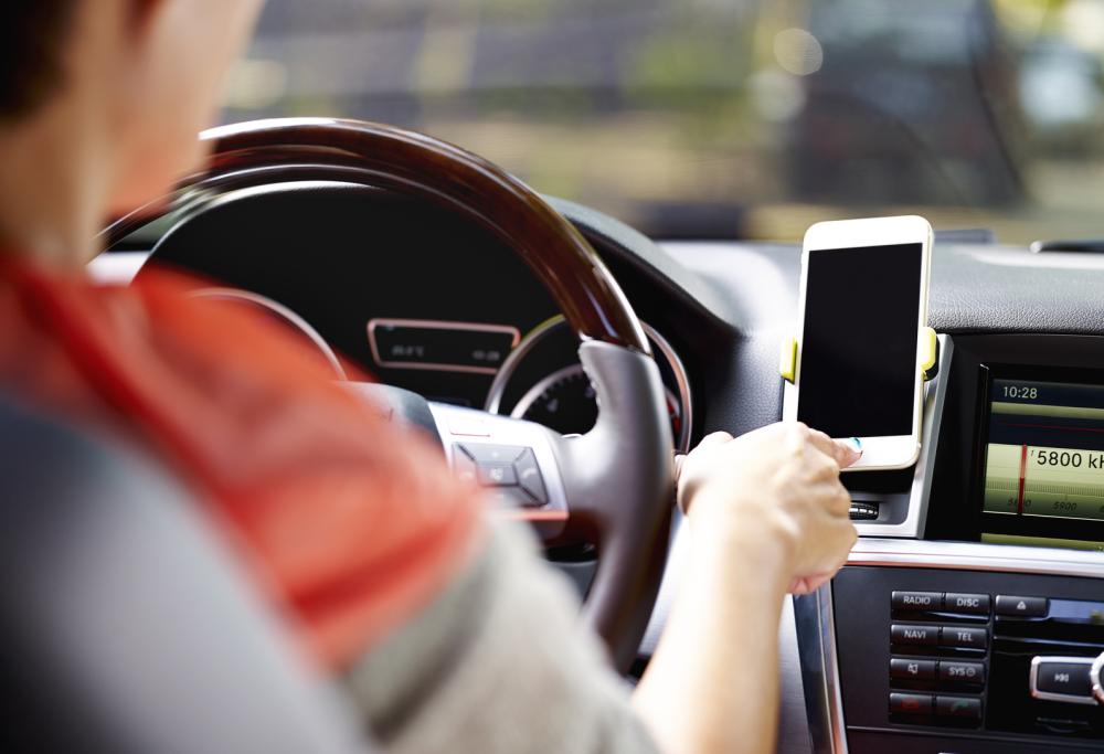 Inghilterra, addio patente: pronti a guidare con lo smartphone