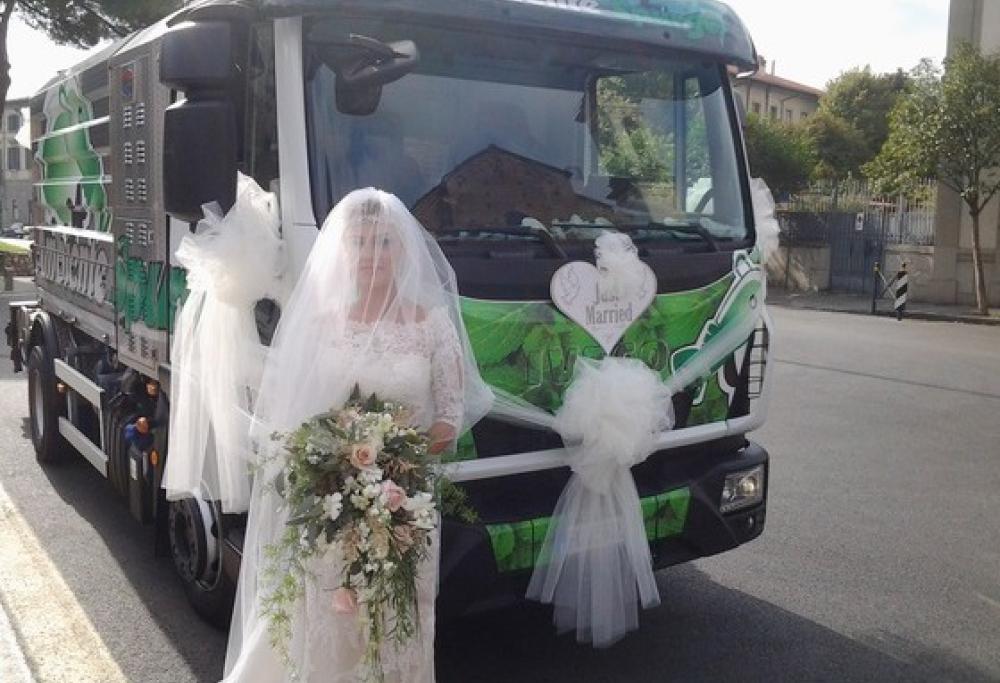Prato: la sposa arriva all'altare...con l'auto-spurgo!