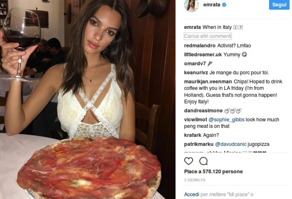 Emily Ratajkowski mangia una pizza al prosciutto, insorgono i vegani