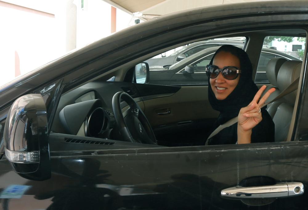 Arabia Saudita, svolta storica: ora le donne potranno guidare