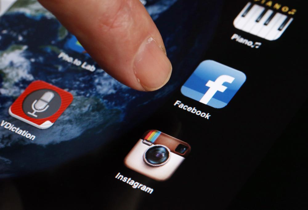 Mettono "Like" a un post offensivo su Facebook: 7 persone a processo