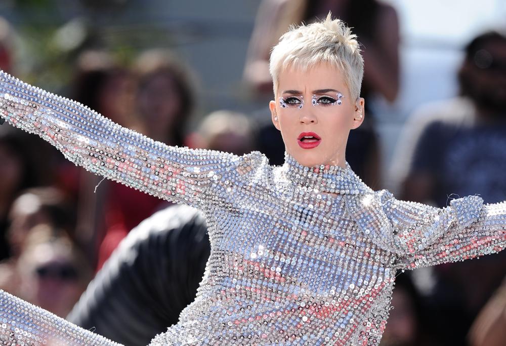 Katy Perry interpella il Vaticano per comprare un convento