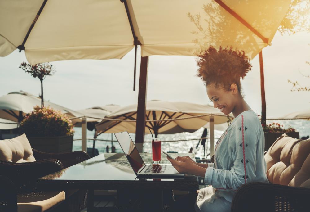Ad agosto la destinazione preferita degli italiani è il web