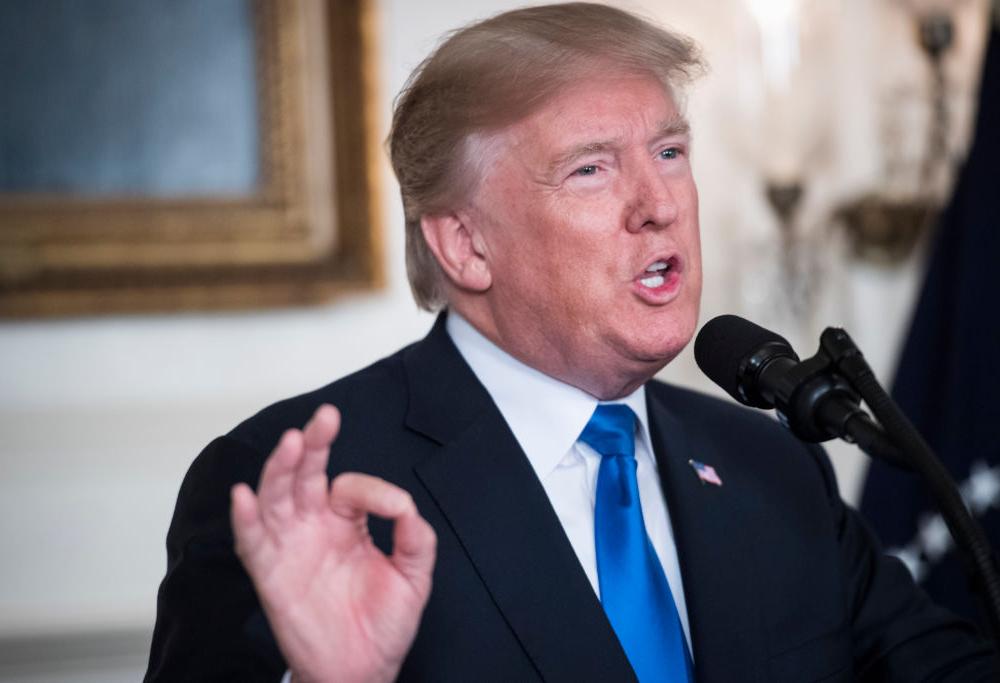 Trump sotto attacco. Anche lui accusato di molestie da una decina di donne