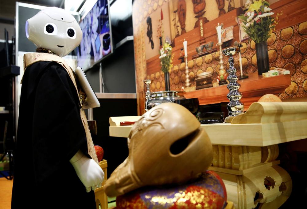 Giappone, preti robot per funerali in streaming