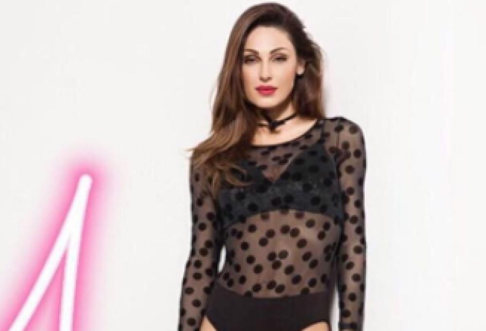 1 milione di follower per la Tatangelo. Lei li ringrazia con uno scatto sexy