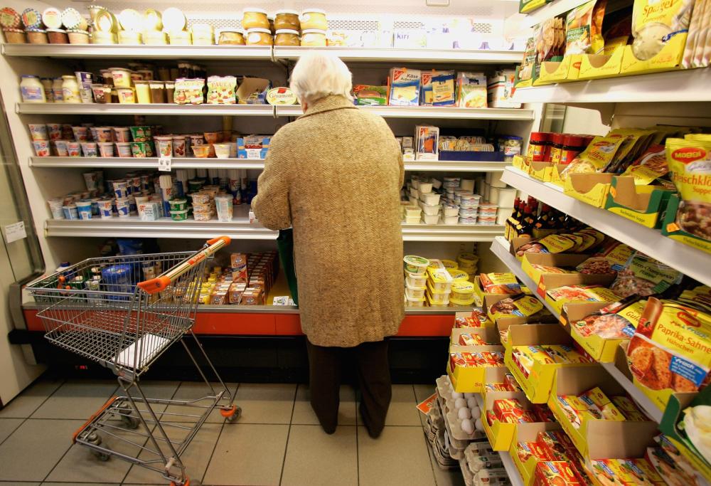 Non ha i soldi per pagare la spesa, coppia di stranieri la paga per lei