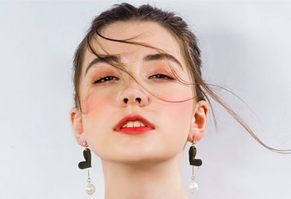 Cina: dopo 13 ore di sfilata muore modella russa di 14 anni