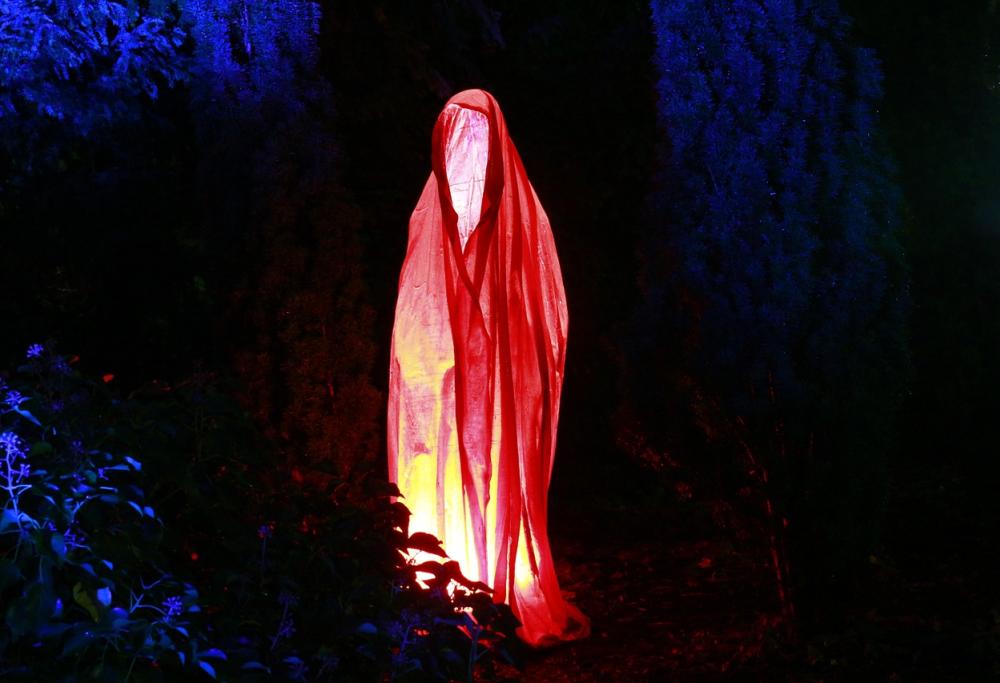 Parma: travestito da fantasma prende a pugni i passanti e causa 4 feriti 