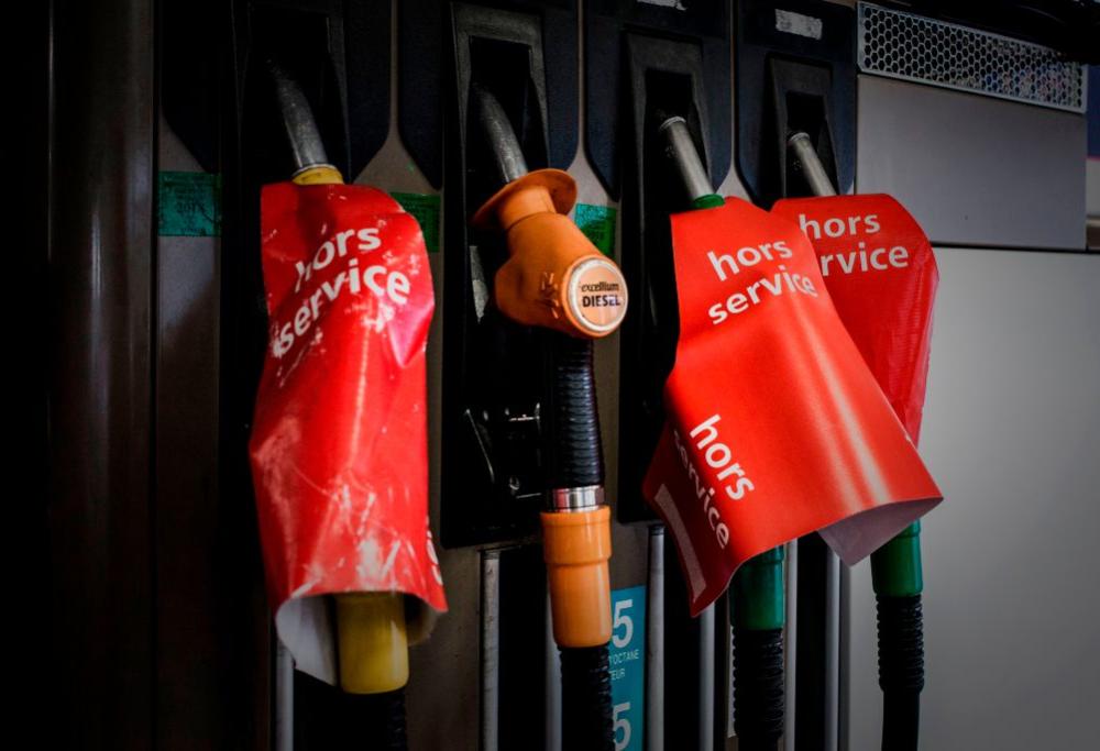 Stangata sui carburanti in vista del ponte del 1° novembre