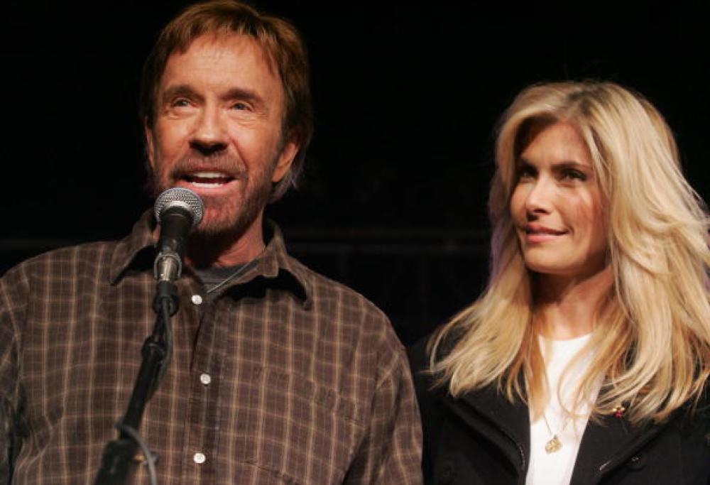 Chuck Norris dichiara: "Mia moglie avvelenata dai farmaci" e fa causa a diverse case farmaceutiche