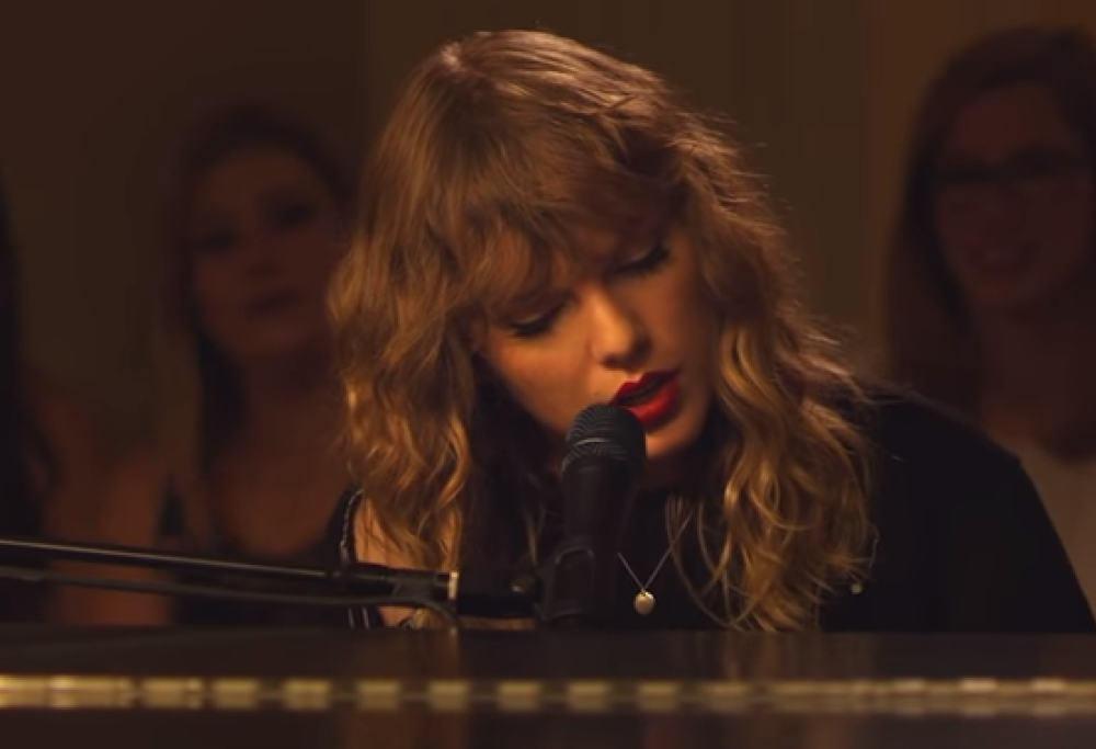 Taylor Swift canta il nuovo brano "New Year's Day": ecco il video della secret session 