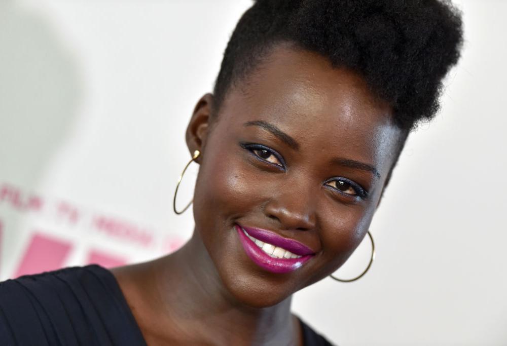 Garzia UK “stira” i capelli di Lupita Nyong’o e lei si infuria sui social