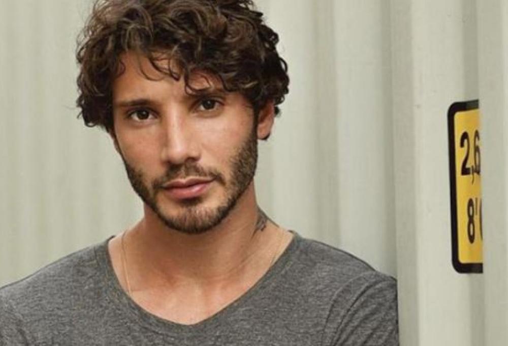 Stefano De Martino confessa: “Faccio questo lavoro per soldi, se vendere gomme mi facesse guadagnare di più farei quello”