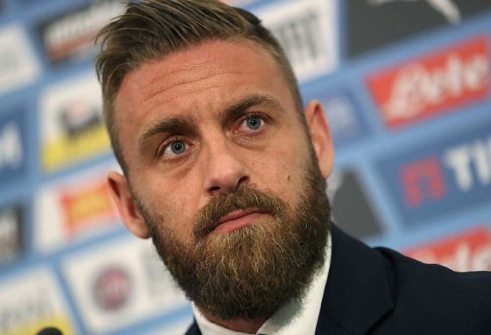 Dopo la partita Italia-Svezia, De Rossi sale sul pullman della squadra avversaria e chiede scusa per i fischi all’Inno