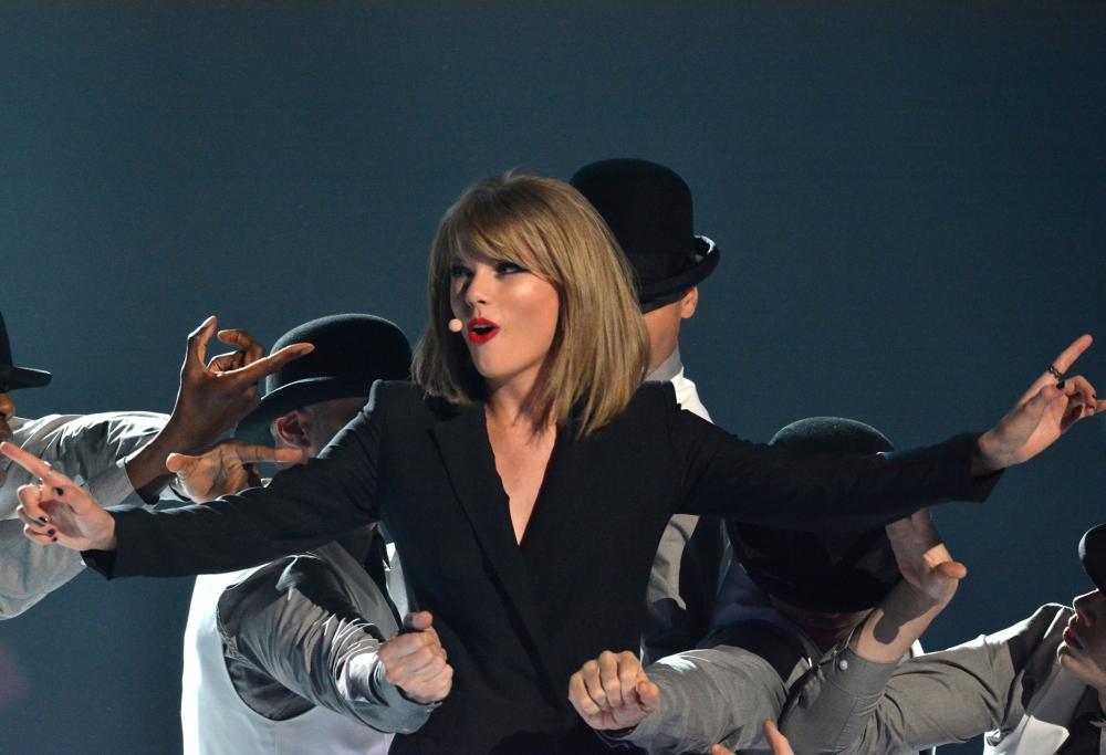 Taylor Swift entra nel negozio e compra… il suo nuovo disco. Ecco la reazione dei fan