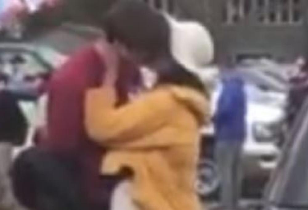 Malia Obama sorpresa mentre bacia un ragazzo
