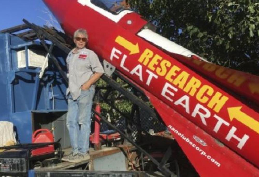 “La terra è piatta”. Un uomo farà un salto nel vuoto per dimostrarlo