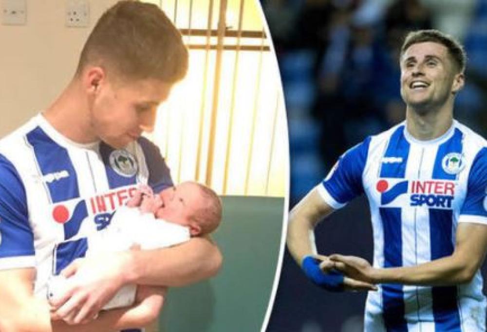 Il calciatore Ryan Colclough segna la doppietta e corre in sala parto