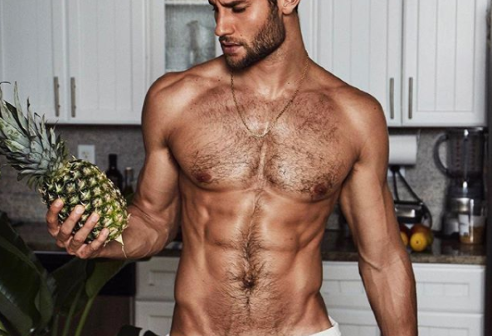 Un ex modello di D&G ora fa lo chef… nudo!