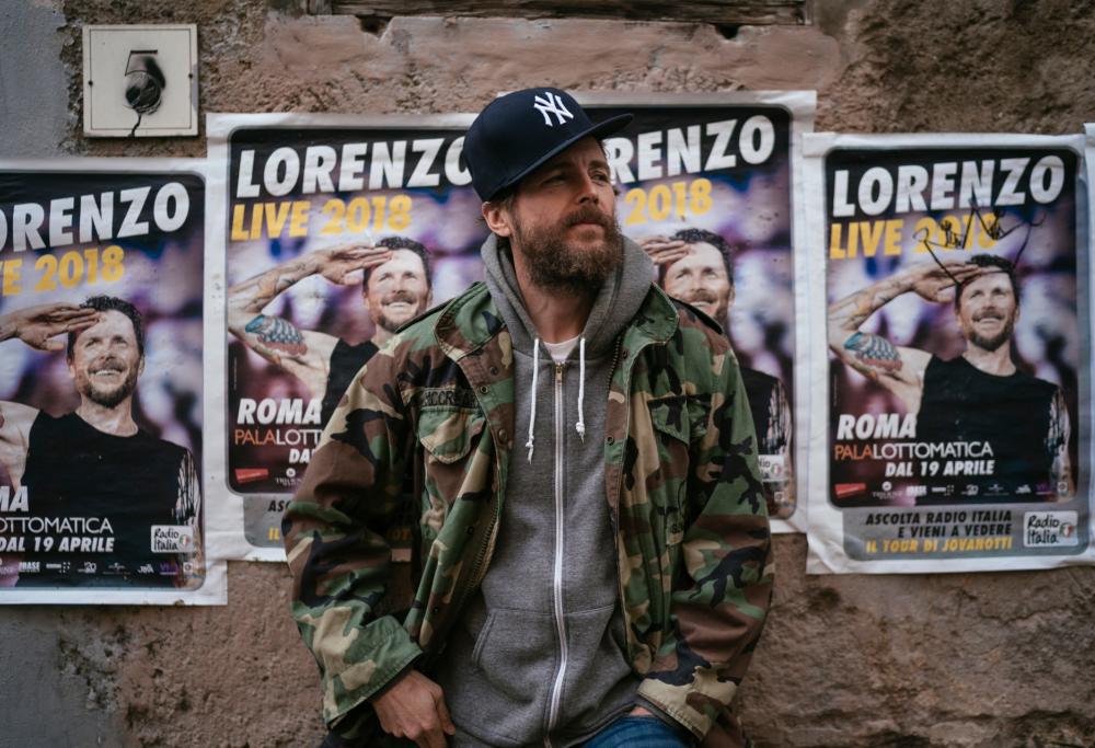 Jovanotti: esce "Oh, Vita!" e apre il Jova Pop Shop. Ecco il video del suo live improvvisato a Milano