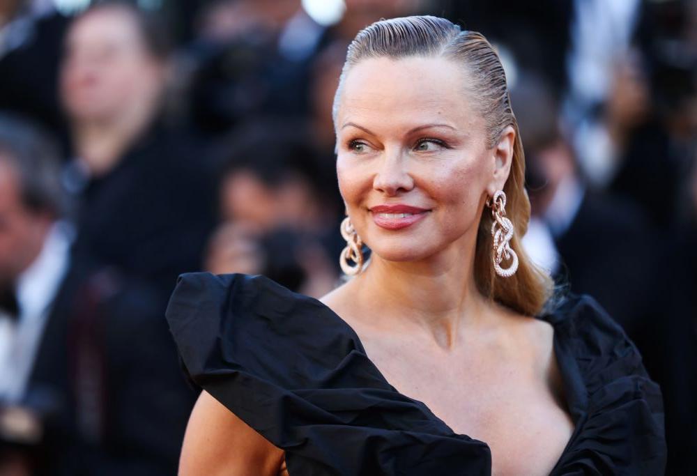 Pamela Anderson sul caso Weinstein: “Non andate da sole in una stanza d'albergo”