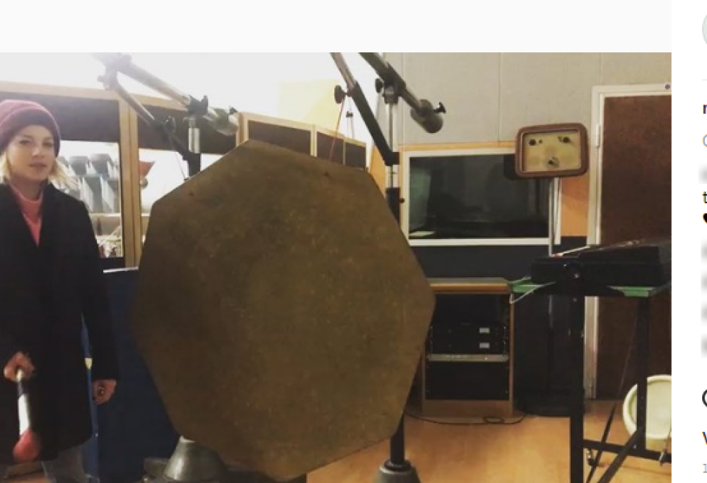 Emma Marrone suona il gong e annuncia: "Il nuovo disco è chiuso"