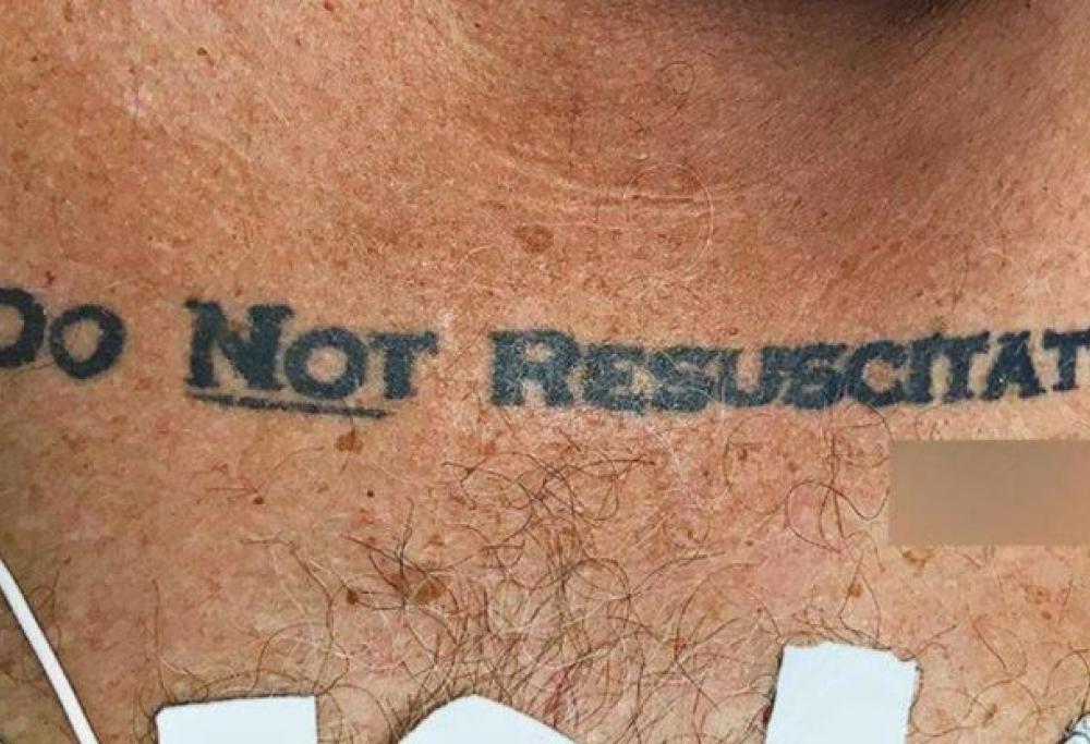 Un uomo arriva in ospedale con la scritta 'Non rianimare' tatuata sul collo