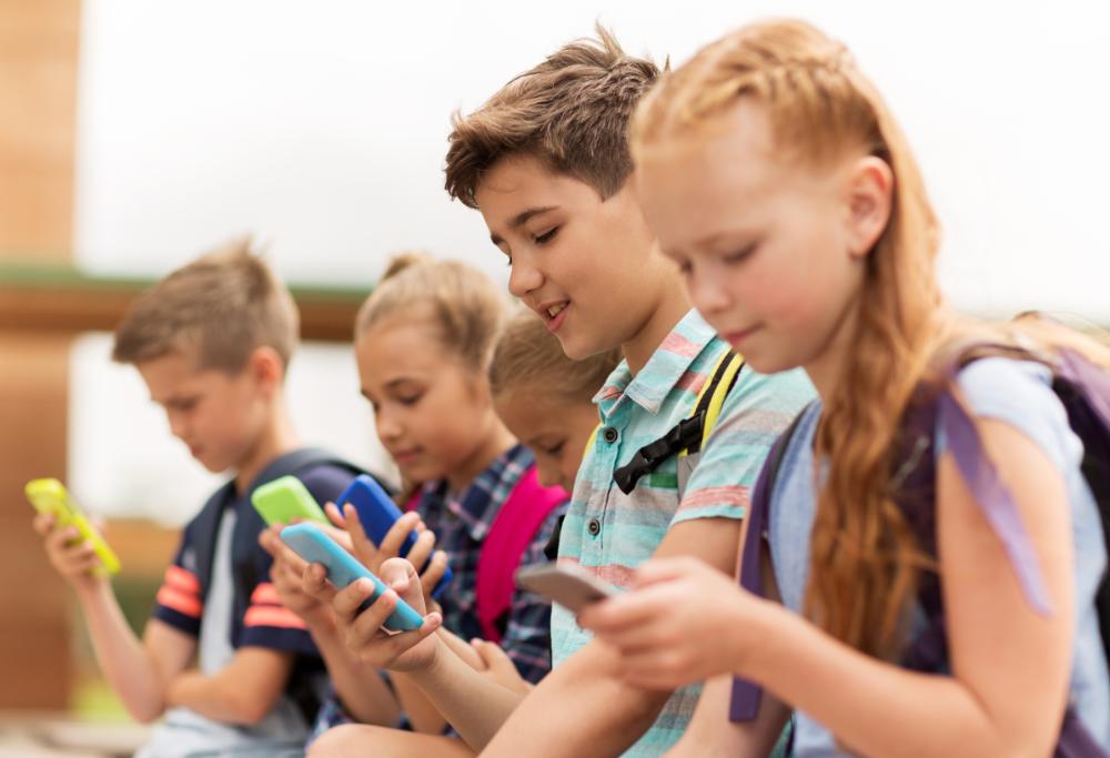 Francia: cellulari vietati in classe, anche in pausa
