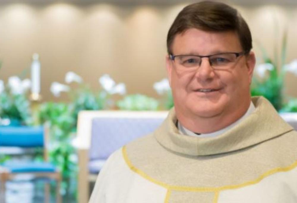 Greg, un prete cattolico romano, dichiara ai fedeli di essere gay