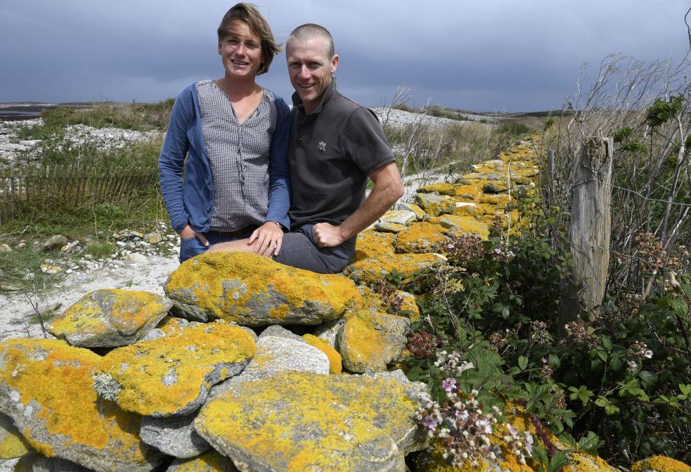 Una coppia ha vissuto 10 anni su un'isola deserta della Francia. Ora si torna a casa