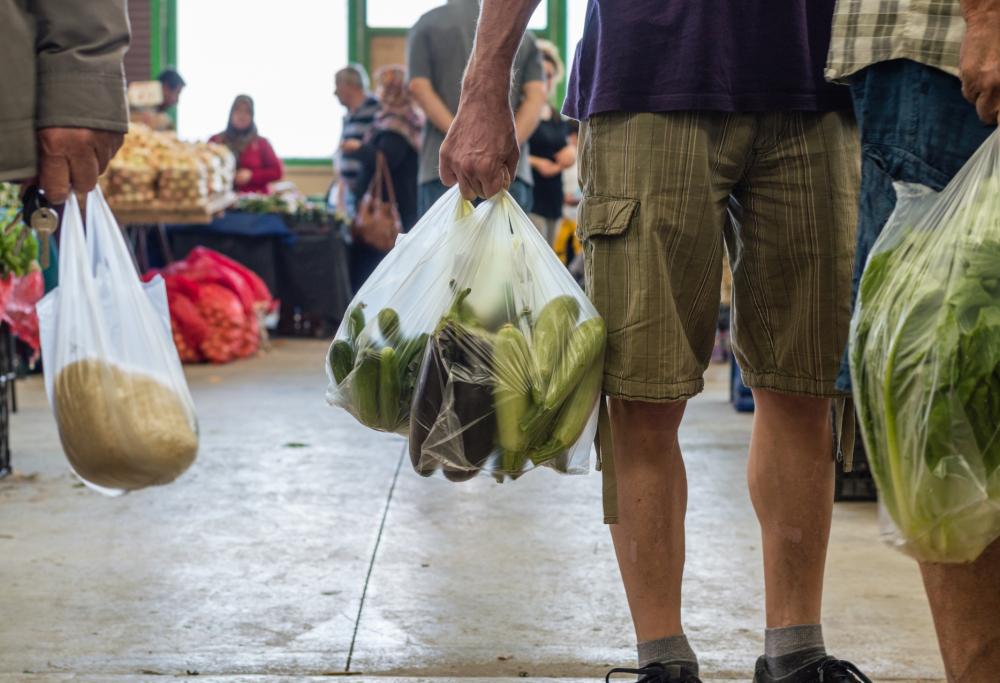 Spesa: dal 1 gennaio pagheremo anche i sacchetti della frutta