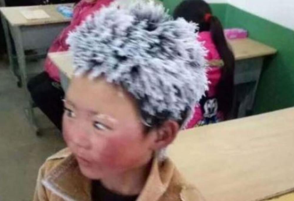 Cina: la foto di un bambino congelato dopo 4 km a -9 gradi commuove il web