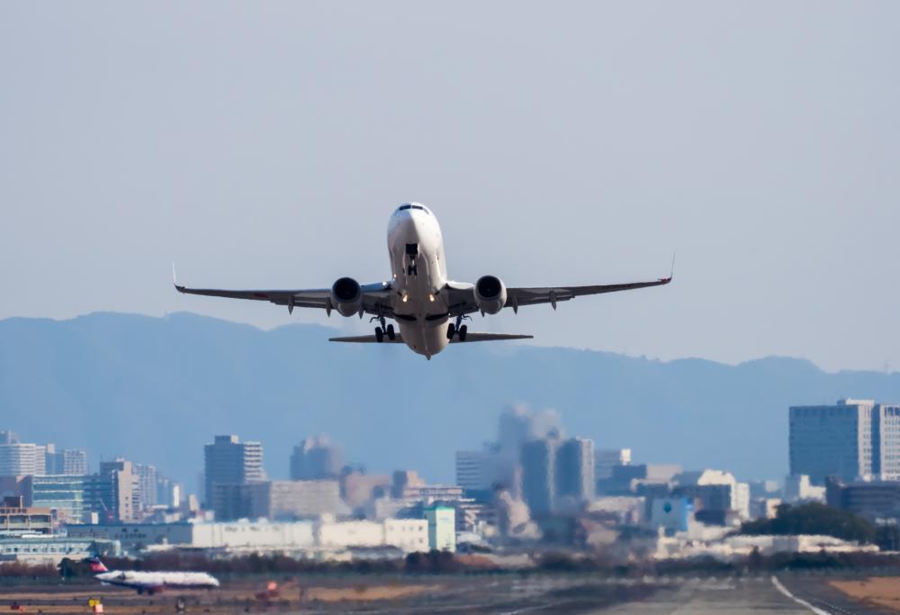 Un passeggero imbratta i bagni dell’aereo con le sue feci: atterraggio d’emergenza