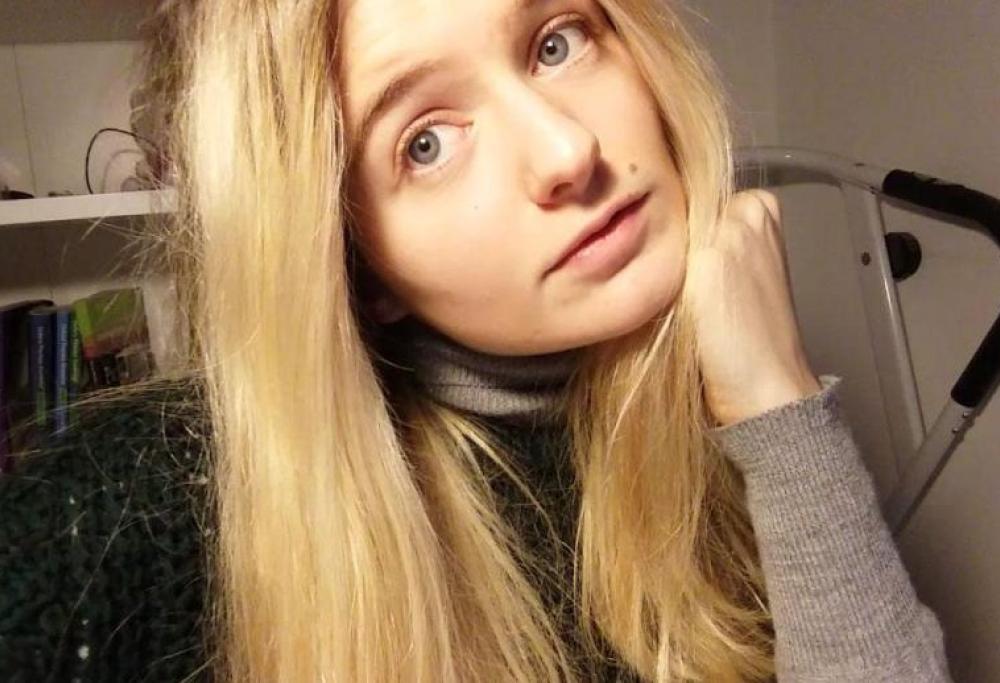 18enne italiana si rivolge a un sito di escort e mette all’asta la sua verginità