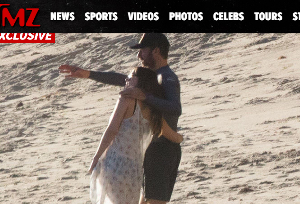 Chris Martin, baci e carezze con Dakota Johnson sulla spiaggia