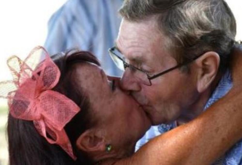 Le chiede di sposarlo 38 anni dopo il primo “sì”: l'amore batte l'Alzheimer