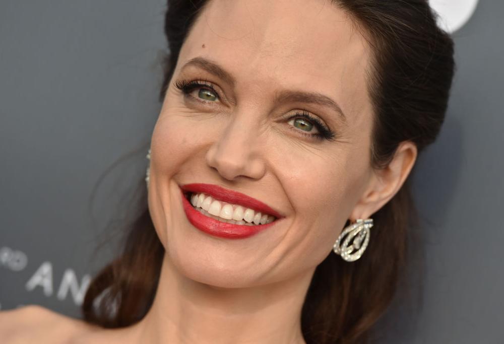 Angelina Jolie scartata per Alessia Merz: anche i belli piangono