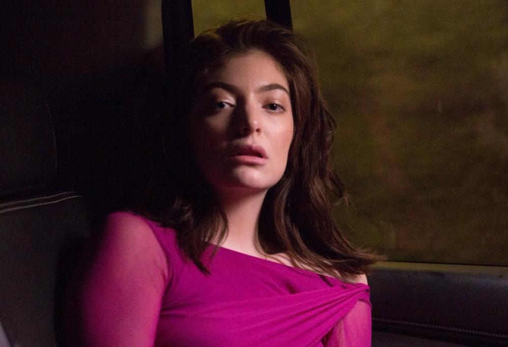 Lorde compra una pagina di giornale per ringraziare i fan dopo il "caso Grammy Awards"