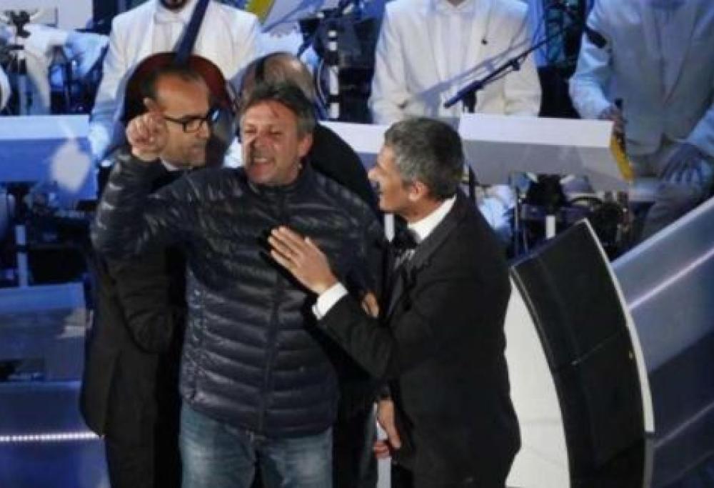 Ecco chi è l'uomo che ha fatto irruzione sul palco di Sanremo